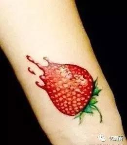 网红纹身吃瓜,吃瓜群众热议不断